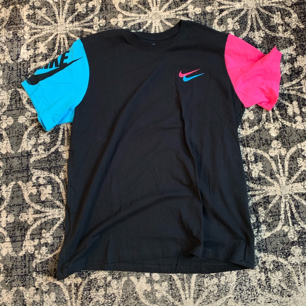 Nike t shirt 90’s colorway